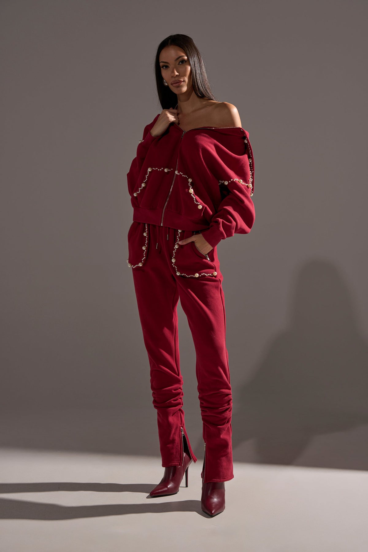 COZY HOLIDAY PEARL JOGGER IN BURGUNDY